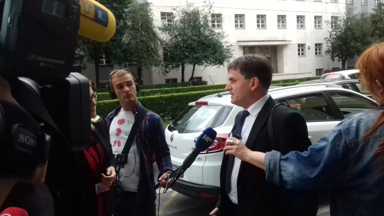 Burno i u HSS-u, okupili se prosvjednici, Momir Karin poručuje: 'Do&scaron;ao sam pogledati svoje prijatelje'