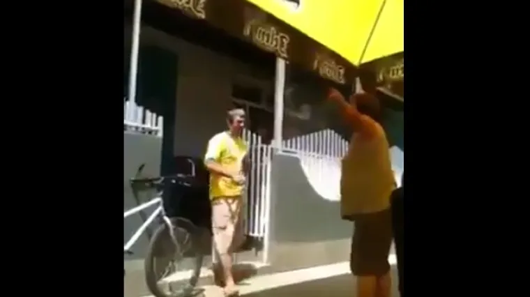 Gnjevna žena do&scaron;la po muža u kladionicu, a njihova svađa postala je instant hit