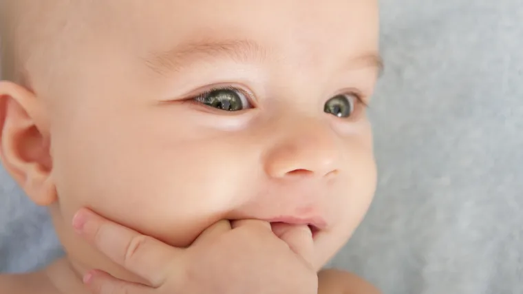 Kad zubići krenu rasti: koji su simptomi nicanja prvih zubi kod beba?