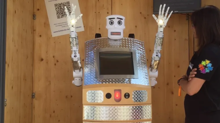 Pomalo zastra&scaron;ujući robot-svećenik spreman je blagosloviti vas