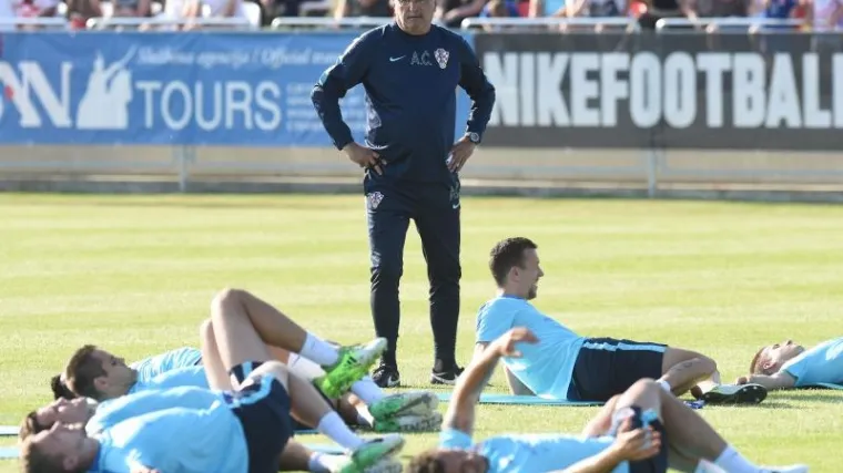 U međusobnoj utakmici Vatrenih odredio momčad za Island, u prvih 11 i jedno iznenađenje