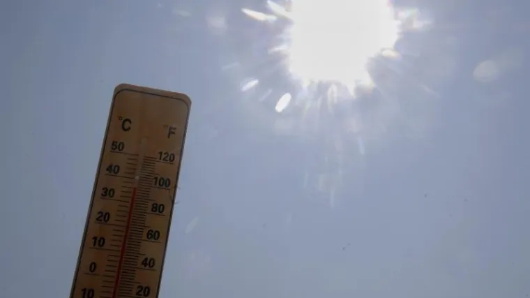 Ukratko, sunčano i vruće. Udugo, bit će riječi o jednoj slaboj fronti