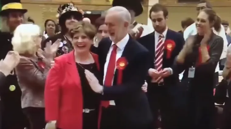 Vođa britanske laburističke stranke kolegici htio 'dati pet' pa nezgodno proma&scaron;io