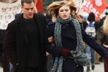 U drugom dijelu popularne trilogije bivši profesionalni ubojica se suočava sa svojom prošlošću (Bourneova nadmoć)