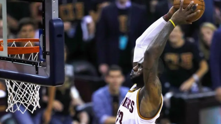 On može apsolutno sve! Kralj James asistirao sam sebi pa brutalno zakucao preko Duranta