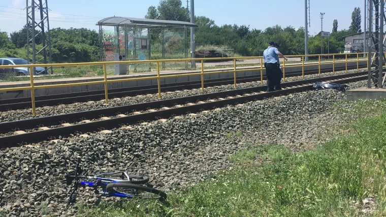 Lokomotiva na pružnom prijelazu naletjela na biciklista i na mjestu ga usmrtila