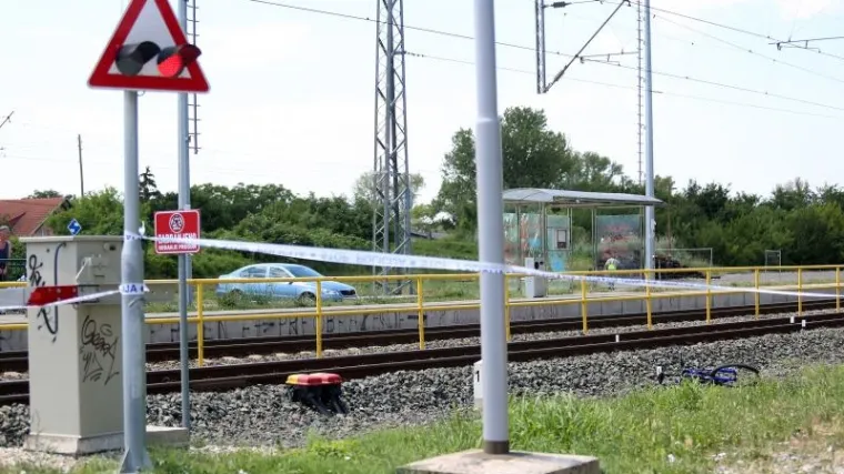 Na pružnom prijelazu lokomotiva udarila biciklista, na mjestu je poginuo