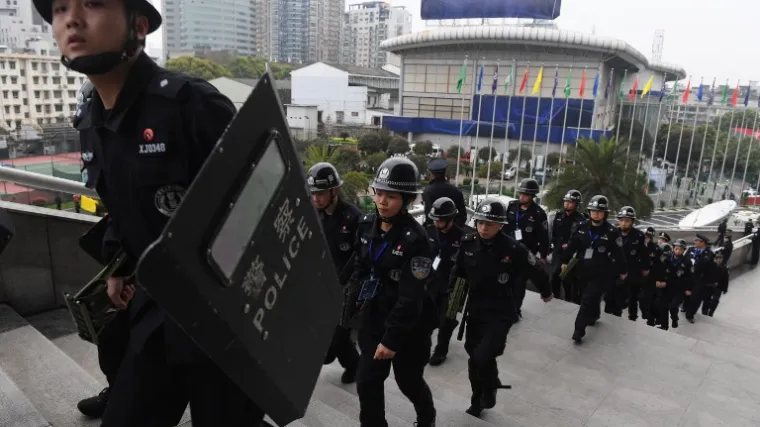 Paket napunjen ostavljen pred vratima ureda
