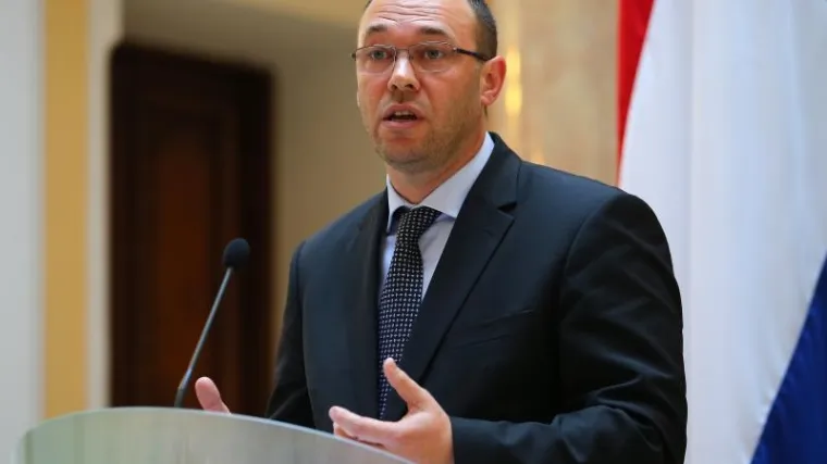 Stier dao ostavku, pa odletio u Norvešku - kao ministar!