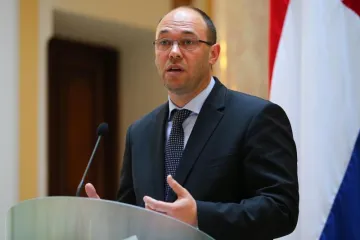 Stier dao ostavku, pa odletio u Norvešku - kao ministar!