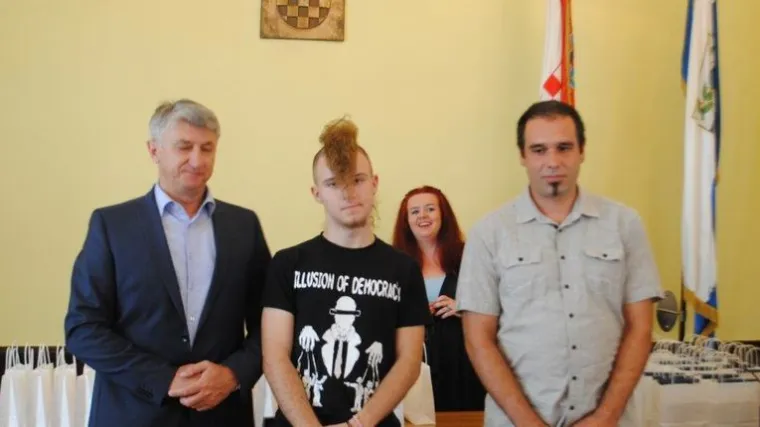 Učenik odu&scaron;evio na natjecanju: majicom s natpisom poručio &scaron;to misli o demokraciji u Hrvatskoj