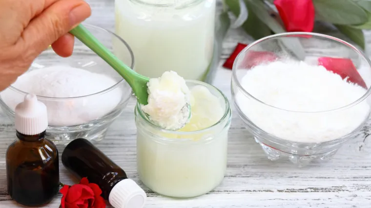 Aromaterapeutkinja otkriva kako sami možete napraviti dezodorans i ulje za sunčanje