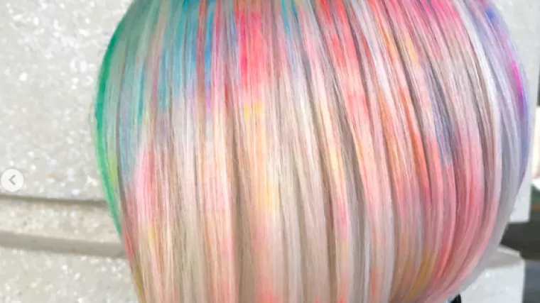 Mramor nije popularan samo na usnama i noktima već se sad preselio i na kosu, a krajnji rezultat je nevjerojatan