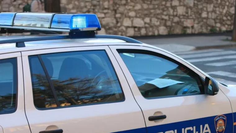 Policija kod Rijeke ganjala mladića koji je skrivio sudar, pa pobjegao