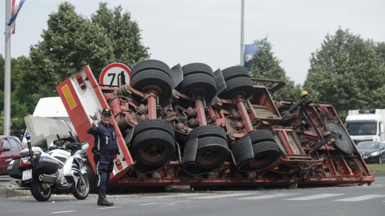 Velike gužve na jednoj od najprometnijih zagrebačkih avenija: prevrnuo se kamion pun betonskih blokova