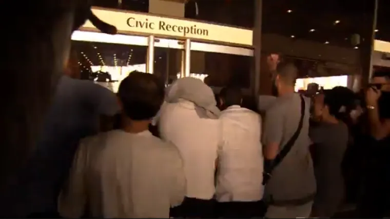 Prosvjednici upali u vijećnicu u Londonu tražeći pravdu zbog  stravičnog požara u zgradi