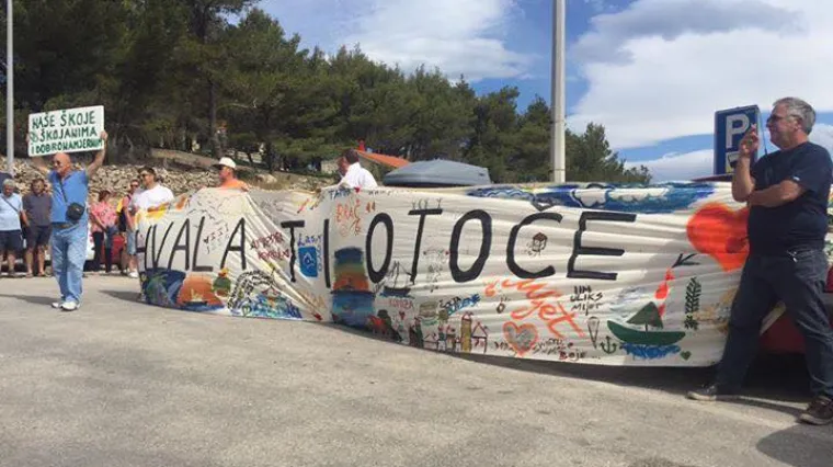 Prosvjedi duž Jadranske obale: 'Čujete li svoje otoke, svoju obalu?'