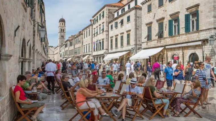 '&Scaron;to se čude? Radimo 14 sati, u sobi nas spava &scaron;est'