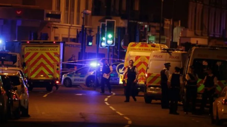 UŽAS U LONDONU: U naletu kombija na vjernike ispred džamije jedna osoba poginula, desetak ozlijeđenih