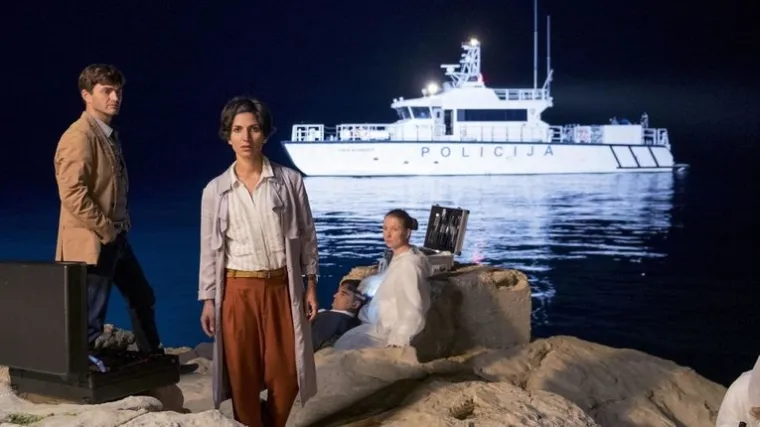 Serija se bavi ratnom pro&scaron;lo&scaron;ću te njihovom povezano&scaron;ću s aktualnim kriminalističkim slučajevima (Zločini na Jadranu)