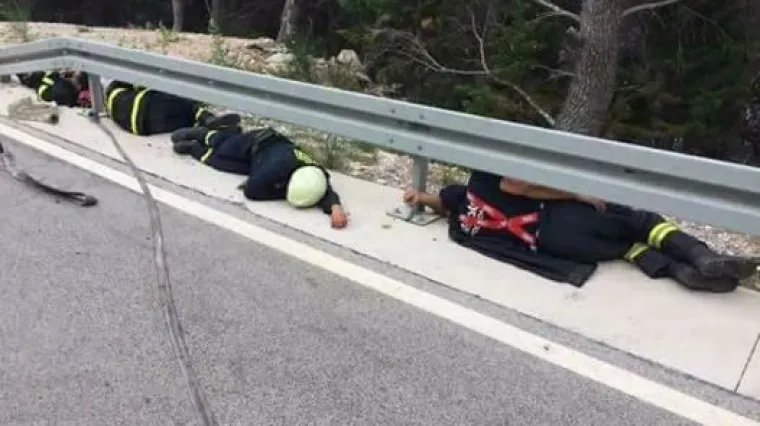 Moćna fotografija heroja: 'Ne dirajte usnule vatrogasce nakon intervencije. Oni blaženo snivaju snom pravednika'