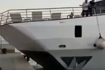 Brod dug 30 metara zabio se u hvarsku rivu, kapetan izgubio kontrolu