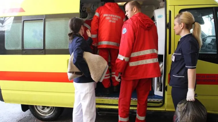 Djevojčica preminula u kolima hitne, bila je isječena po tijelu; na obradu privedeno više maloljetnika