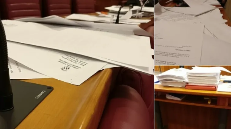 Neuspje&scaron;na digitalizacija: za tablete dali 150.000 kn, a sabornica je i dalje zatrpana papirima