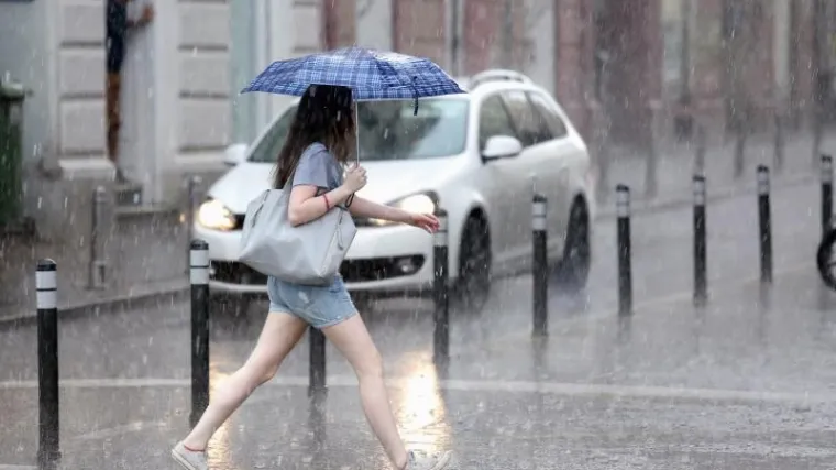 Ogroman pljusak i grmljavina potjerali ljude s ulica