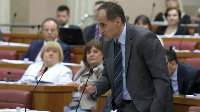 'Plitvičkim jezerima zbog prekomjene izgradnje prijeti uni&scaron;tenje, poduzmite hitne korake!'