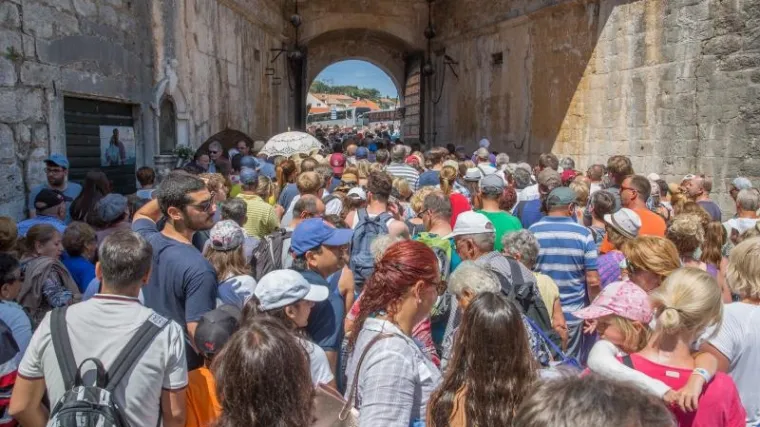 Zbog prevelikog broja turista blokiran ulaz u staru jezgru