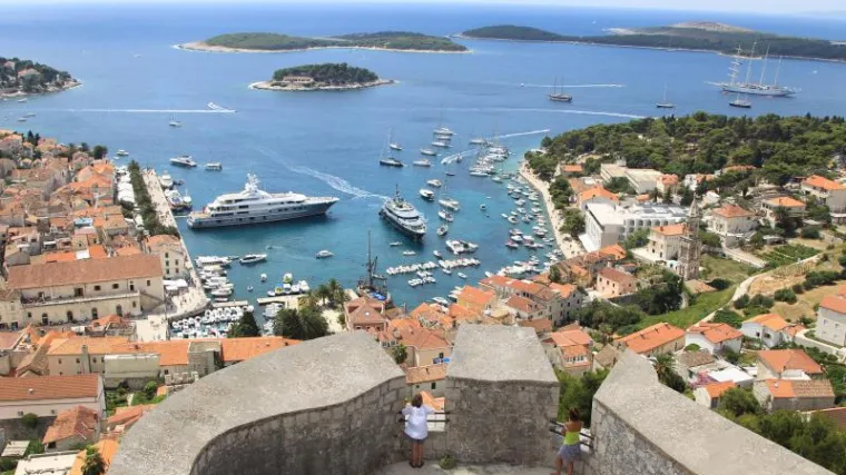 Hvarski gradonačelnik protiv partijanera: 'Upristojit ćemo turiste'