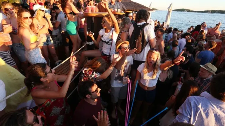 'Povraćaju po gradu, uriniraju na svakom kantunu, hodaju bez majica...'