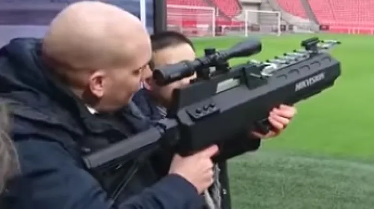 Jedna puška košta oko 125.000 kuna, njome eliminiraju leteće napasti iznad stadiona