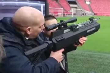 Jedna puška košta oko 125.000 kuna, njome eliminiraju leteće napasti iznad stadiona