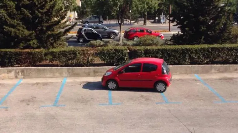 Urnebesna fotografija parkinga za pamćenje: 'Ko mu vozačku dade...?'