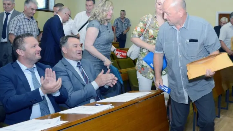 Vijećnik pljunuo na kolegu: neočekivan obrat u Sisku, troje vijećnika podržalo HDZ