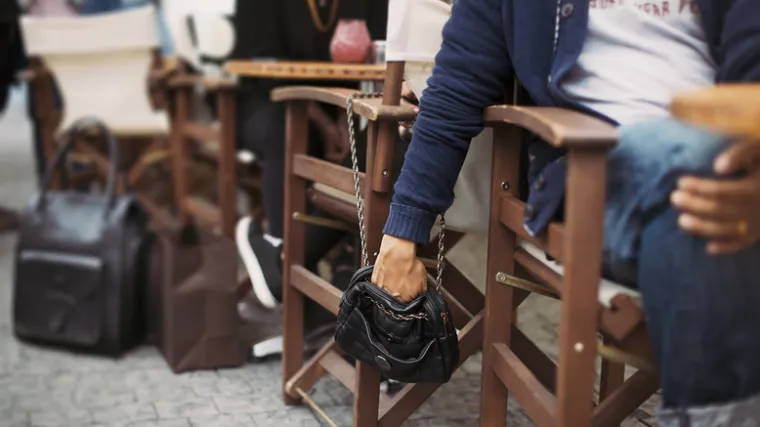 72-godi&scaron;njak na terasi kafića zaboravio torbicu s nekoliko stotina tisuća kuna
