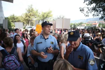 DRAMA NA PUJANKAMA: Policija došla ovršiti sedmogodišnjeg dječaka