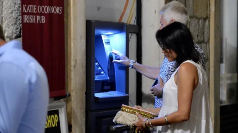 Prije pola stoljeća postavljen prvi bankomat: banka ga pozlatila i pretvorila u znamenitost