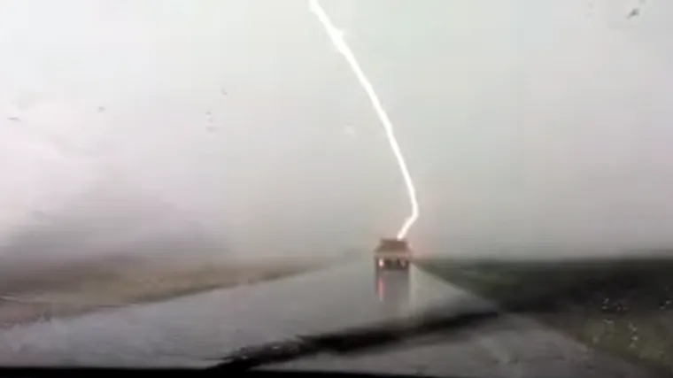 Oluja kod Varaždina: snimio trenutak kad je grom udario biciklista