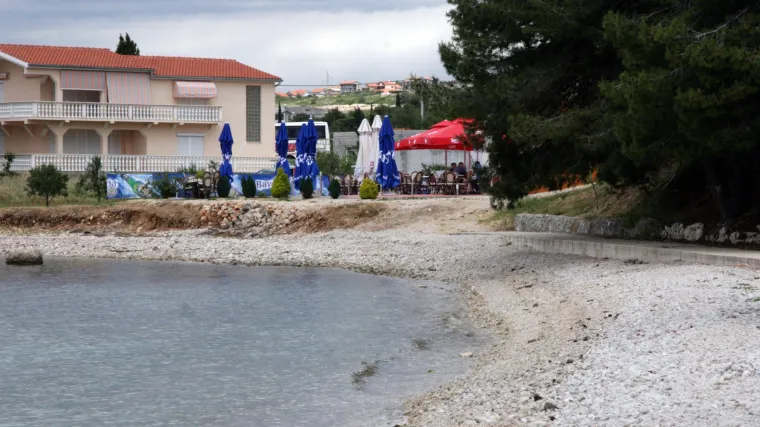 Osmogodi&scaron;njak izvan životne opasnosti nakon &scaron;to se zapleo u za&scaron;titnu mrežu u moru u Bibinjama