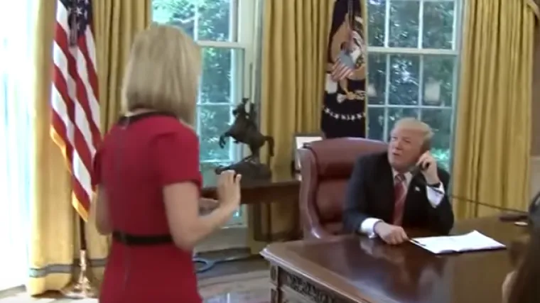 Trump usred razgovora s irskim premijerom počeo komentirati novinarku u svom uredu