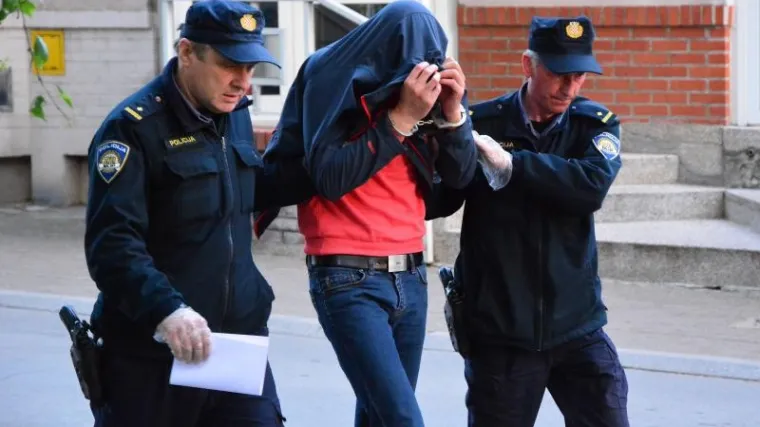 U majici s natpisom 'Za dom spremni' napao policajku