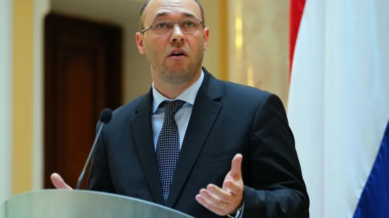 Stier se nakon ostavke u Vladi vratio u zastupničke klupe