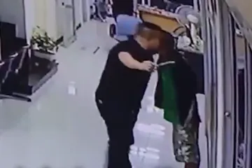 Policajac naoružanog napadača ukrotio - zagrljajem! Pogledajte potez kojem se divi cijeli svijet
