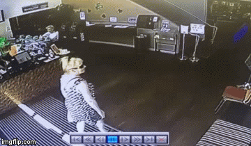 Nonšalantno parkirala izmet i netko je odmah ugazio u njega