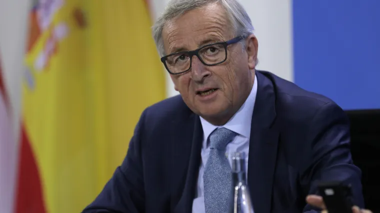 Juncker priznao da nema smartphone: 'Morat ću mu poslati razglednicu da ga pozovem u Estoniju'