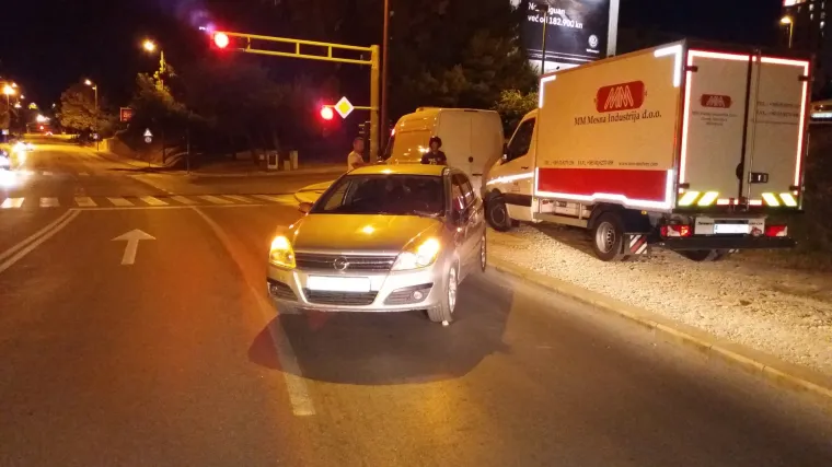 Bizarna nesreća u Splitu: automobil se kotrljao kroz četiri prometne trake, zamalo pokupio putnike na autobusnoj stanici