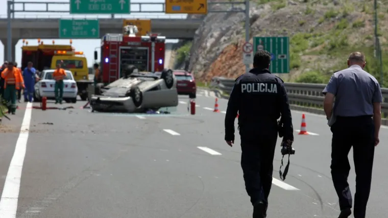 Fiat udario u ivičnjak i stijenu pa završio na boku, vozač umro u bolnici